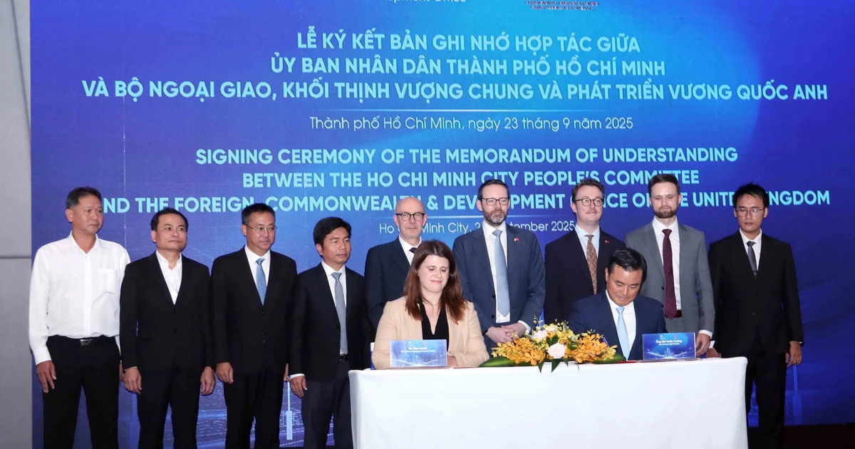 胡志明市人民委员会与英国外交和联邦事务部在胡志明市签署城市发展、建设、基础设施与交通运输领域合作备忘录。（图片来源：越通社）