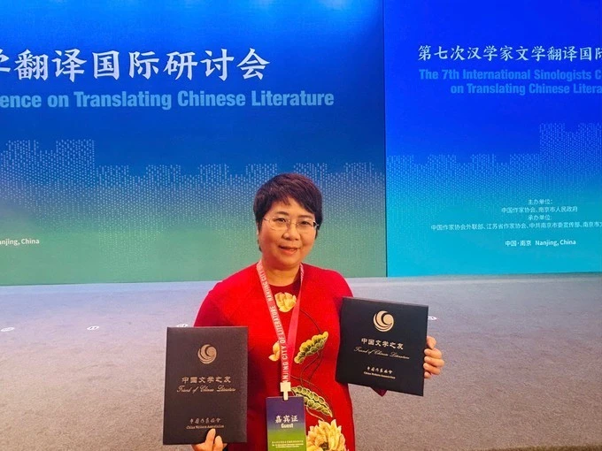 越南翻译家阮丽芝荣获“中国文学之友”称号。（图片来源：越南之声）