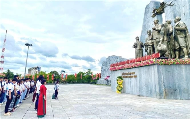 海外越南青年和大学生缅怀胡志明主席和英雄烈士。（图片来源：越通社）