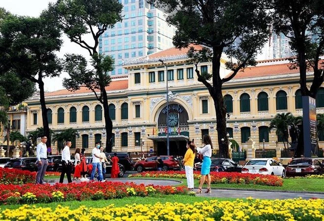 胡志明市邮局前的花园。（图片来源：越通社）