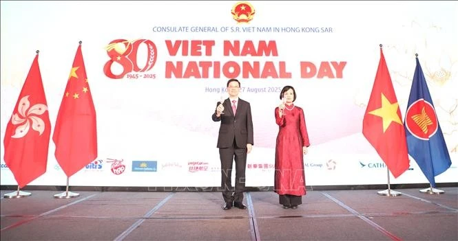 香港特别行政区行政长官李家超与越南驻港澳总领事黎德幸合影。（图片来源：越通社）