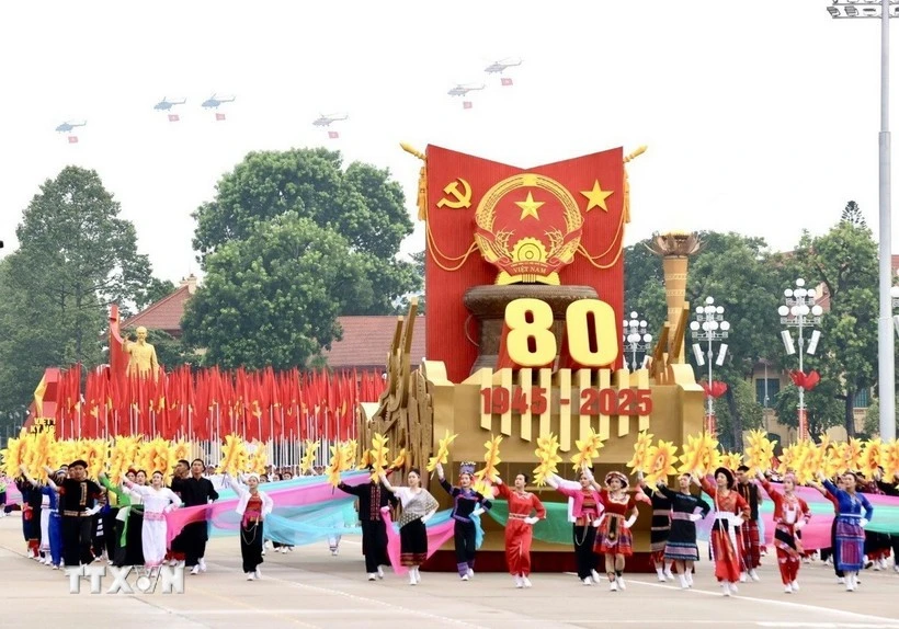 越南全国热烈庆祝八月革命胜利和9·2国庆80周年。（图片来源：越通社）
