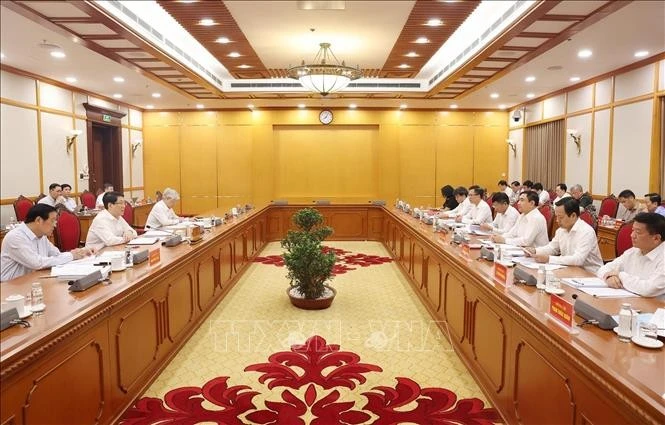 越共中央政治局委员、国家主席梁强主持召开与奠边省委常委会会议。（图片来源：越通社）