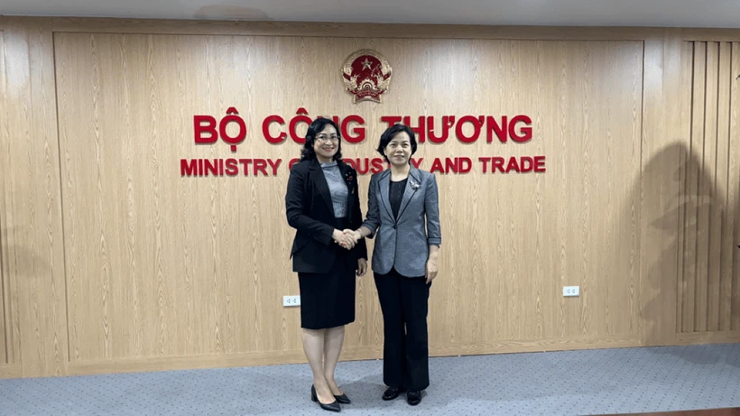 越南工贸部副部长潘氏胜与中国河南省人民政府副省长张敏合影。（图片来源：工贸部）