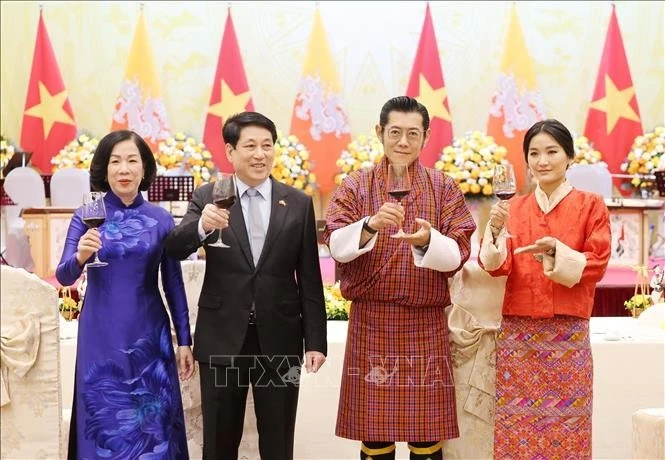 越南国家主席梁强与夫人主持国宴欢迎不丹国王吉格梅·凯萨尔·纳姆耶尔·旺楚克和王后来访。（图片来源：越通社）
