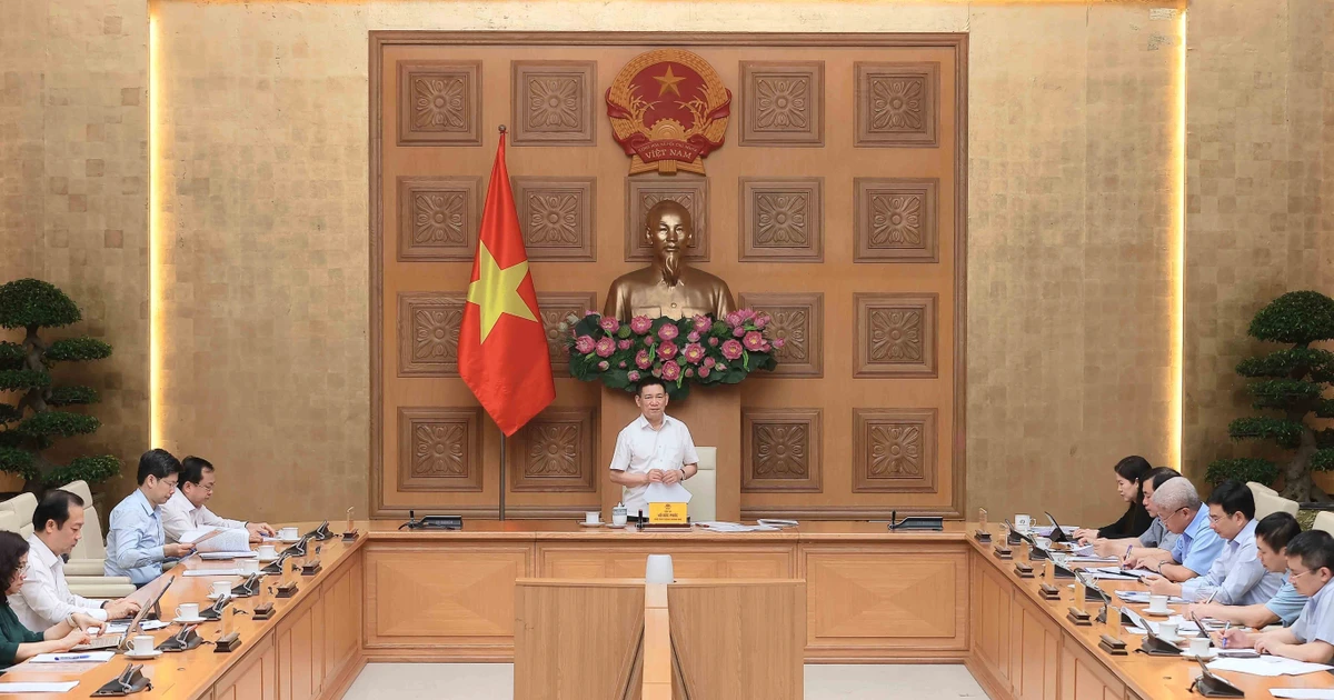 越南政府副总理、国家价格调控指导委员会主任胡德福主持召开指导委员会会议。（图片来源：越通社）