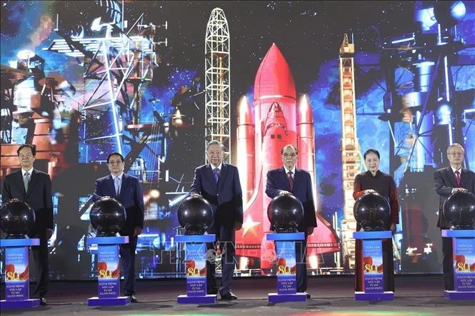 越共中央总书记苏林主持开幕式。