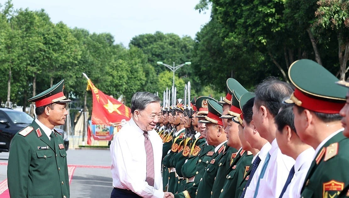 苏林总书记与国防部第12军团各位代表亲切握手。（图片来源：越通社）