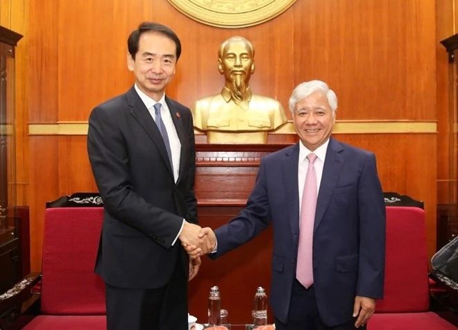 越南祖国阵线中央委员会主席杜文战会见中国驻越大使何炜。（图片来源：越通社）
