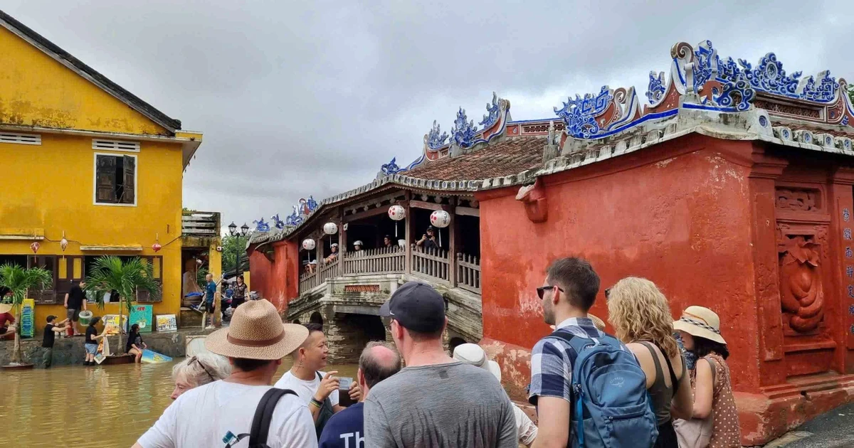 游客参观会安古街。