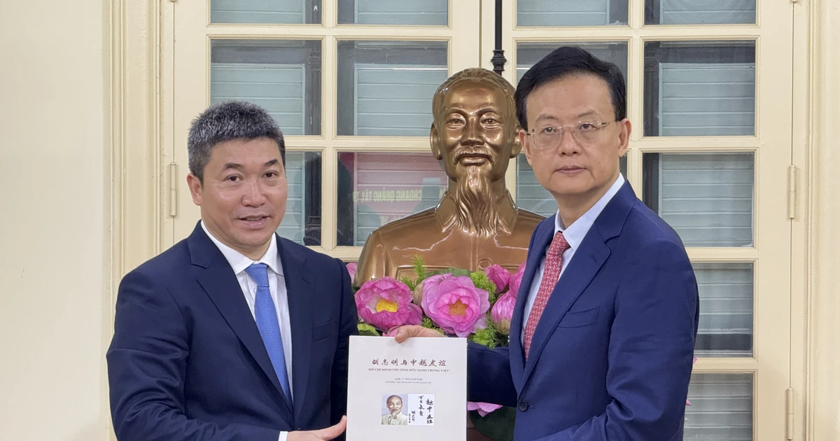 越南友好组织联合会主席潘英山（左）与广西壮族自治区外事办公室主任、对外友好协会会长魏然合影。（图片来源：越通社）