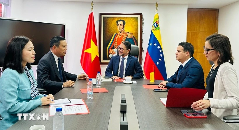 越南驻委内瑞拉大使武忠美会见委内瑞拉副总统兼通信部长弗雷迪·纳涅斯。（图片来源：越南驻委内瑞拉大使馆）