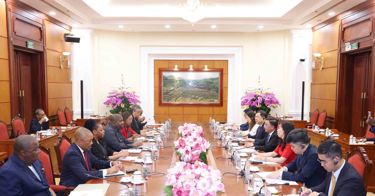 越共中央书记处常务书记陈锦绣与莫桑比克解放阵线党总书记罗克·席尔瓦举行会谈