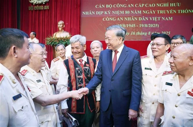 越共中央总书记苏林在河内与公安机关退休高级干部会面。（图片来源：越通社）