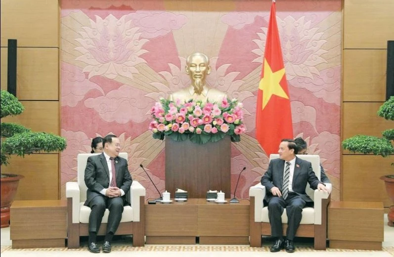 越南国会副主席阮克定在河内会见老挝国会对外委员会主任萨尼亚·普拉塞特。（图片来源：越通社）