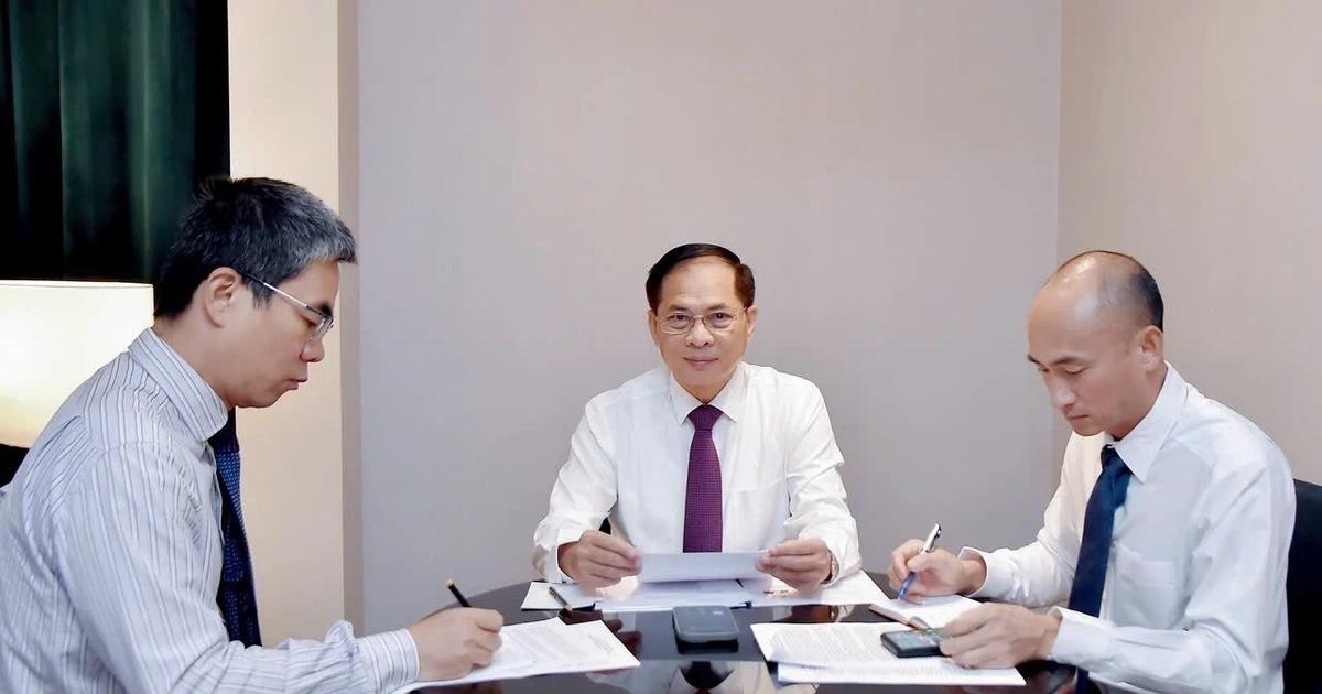 越南政府副总理兼外交部长裴青山（左二）与韩国外长赵显通电话。