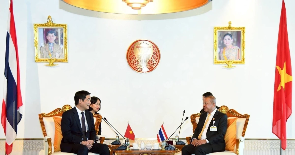 越南驻泰国大使范越雄礼节性拜会泰国上议院议长蒙坤·素拉沙乍。（图片来源：越通社）