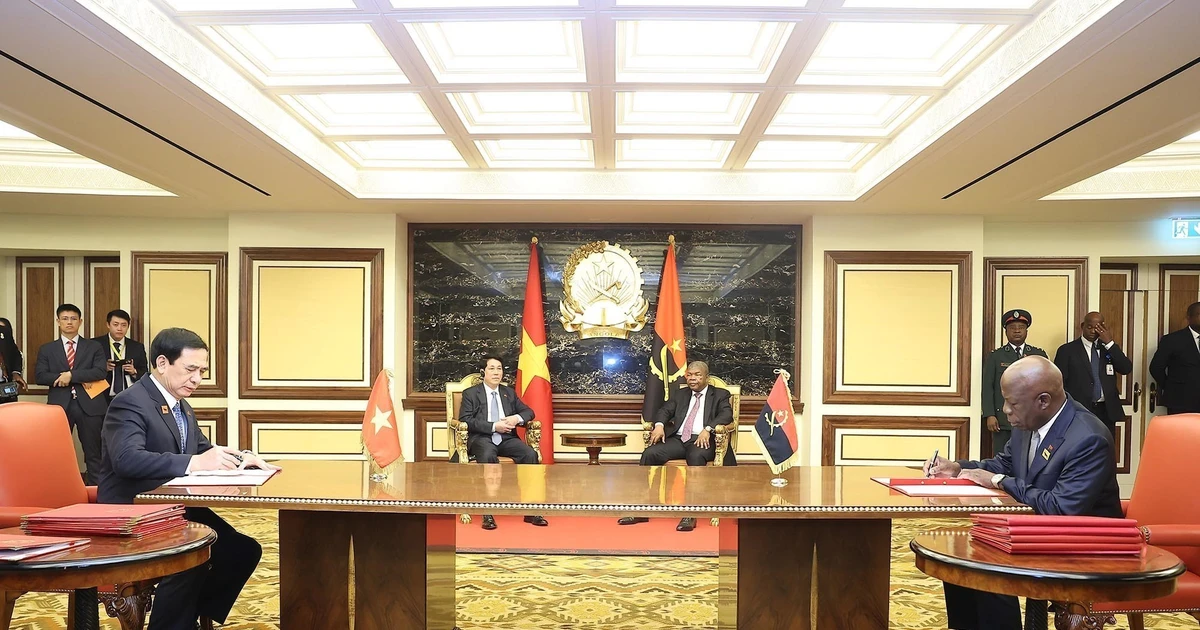 越南国家主席梁强与安哥拉共和国总统若昂·曼努埃尔·贡萨尔维斯·洛伦索共同见证关于推进防务合作的意向书签字仪式。