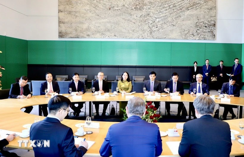 2025 年 7 月 2 日，联邦议院副议长博多·拉梅洛在会见越南国家副主席 武氏映春 时表示，他本人及德国联邦议院已启动向各相关方征求意见的程序，推进《越南—欧盟投资保护协定》（EVIPA）的批准进程。（图片来源：越通社）