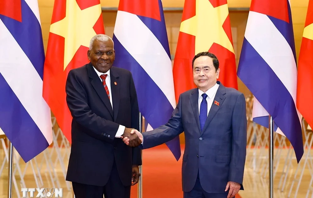 越南国会主席陈青敏与古巴全国人民政权代表大会主席兼国务委员会主席埃斯特万·拉索·埃尔南德斯合影。
