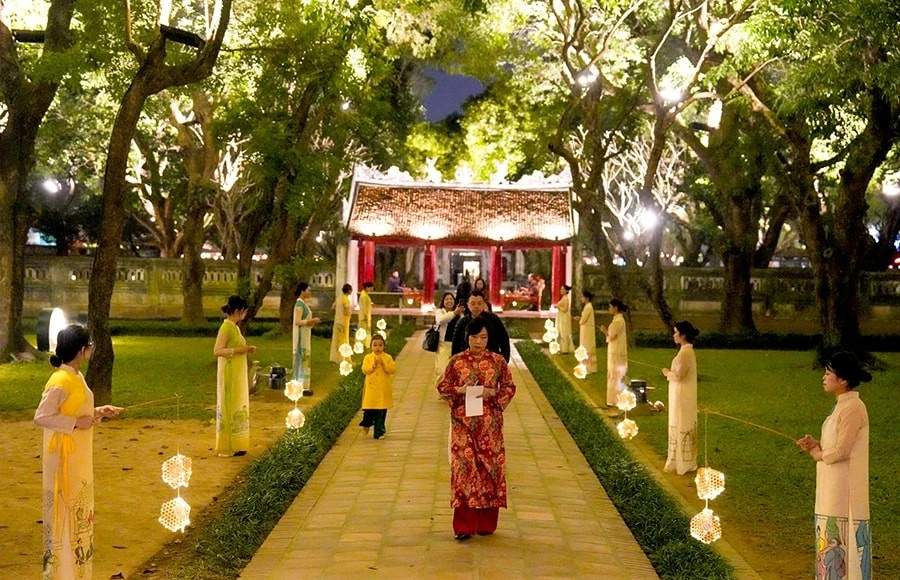 文庙—国子监文化与科学活动中心推出的夜间旅游线路“越南音色”。（图片来源：hanoimoi.vn）