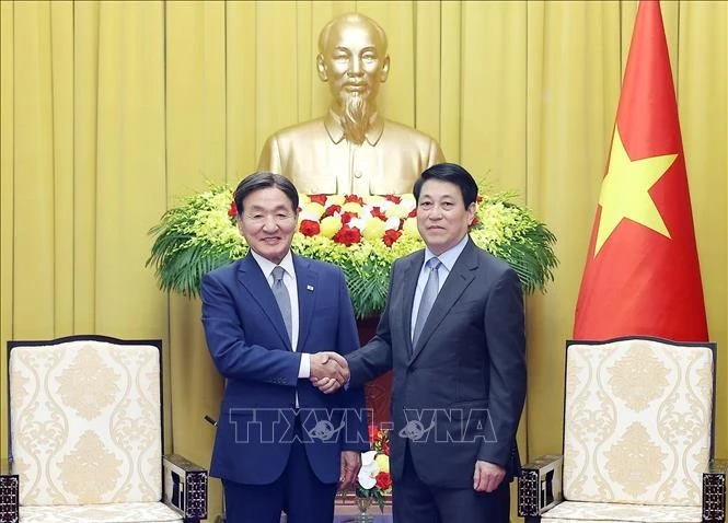 越南国家主席梁强（右）与韩国总统特使朴昌达。（图片来源：越通社）