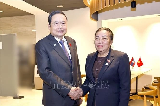 越南国会主席陈青敏会见老挝国会副主席顺通·赛雅佳。（图片来源：越通社）