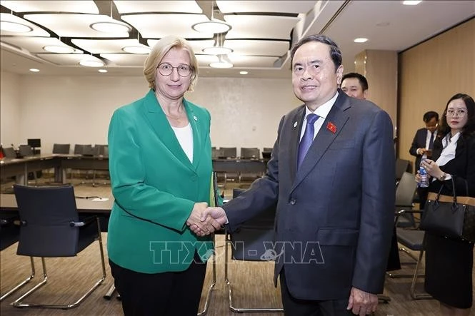 越南国会主席陈青敏会见德国和加拿大参议院议长