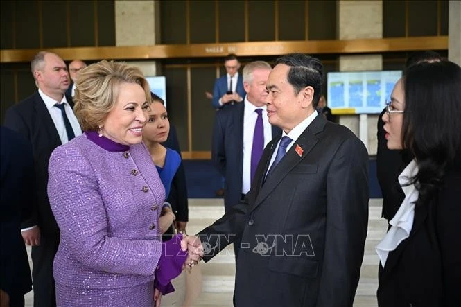 越南国会主席陈青敏与俄罗斯联邦委员会主席瓦莲京娜·马特维延科。（图片来源：越通社）