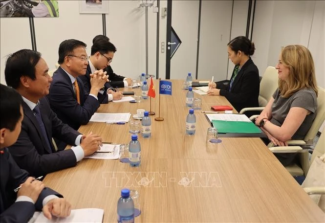 越南政府副总理黎成龙会见国际移民组织（IOM）总干事艾米·波普。（图片来源：越通社）