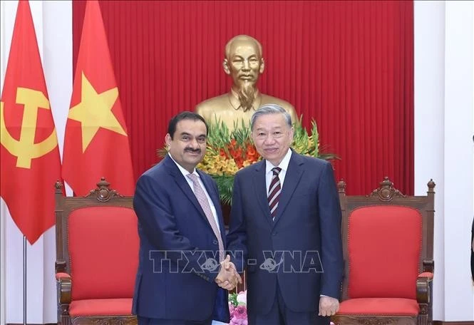越共中央总书记苏林与印度阿达尼集团董事长高塔姆·阿达尼。（图片来源：越通社）