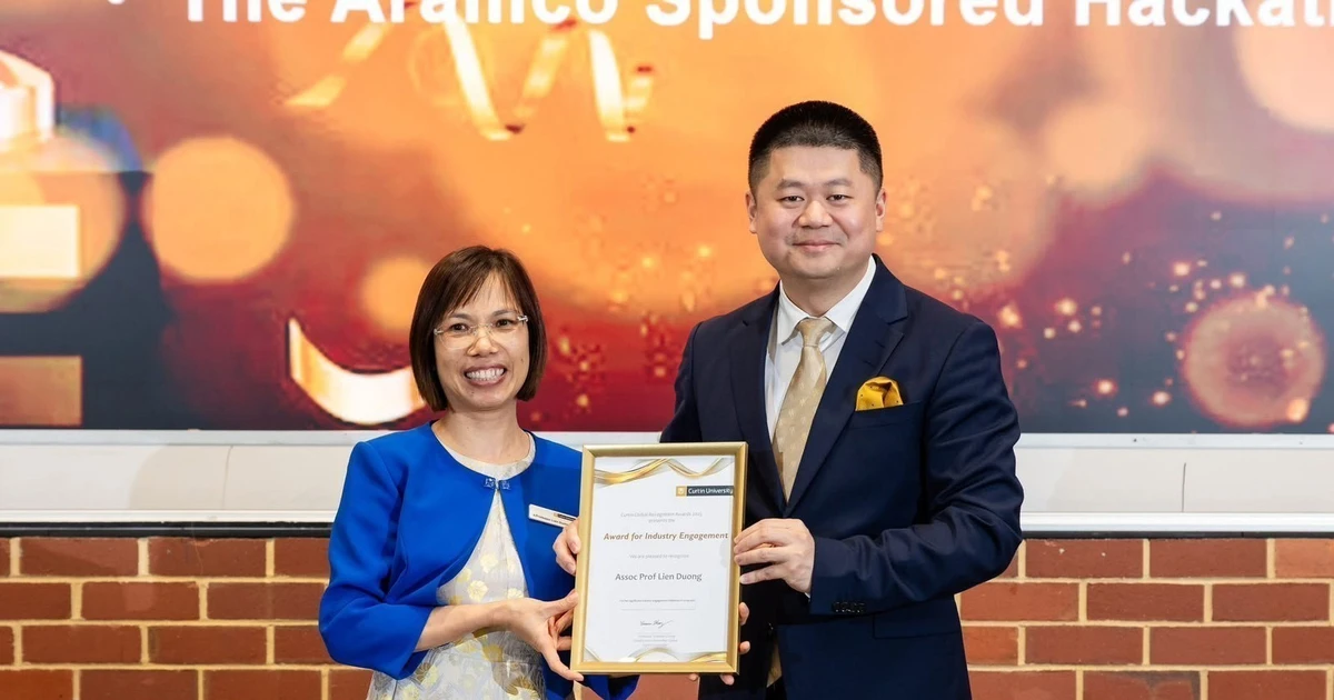 澳大利亚科廷大学会计、经济与金融学院副教授、澳大利亚越南知识分子与专家协会（VASEA）副主席、西澳大利亚联合国协会（UNAAWA）性别平等委员会副主任杨氏红莲荣获科廷大学奖项。（图片来源：越通社）