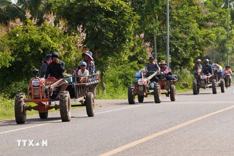 柬埔寨奥多棉芷省民众为躲避冲突而进行疏散撤离。（图片来源：新华社/越通社）