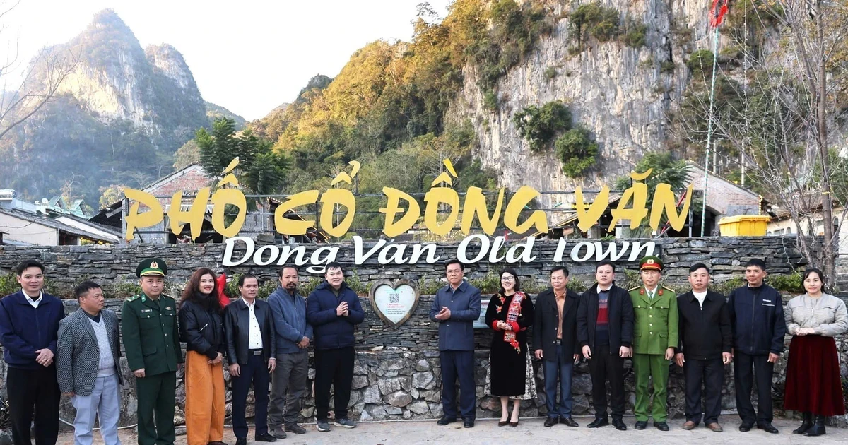 代表们在同文古街出席同文乡旅游协会的"数字化签到与积分系统"启用仪式。（图片来源：越通社）