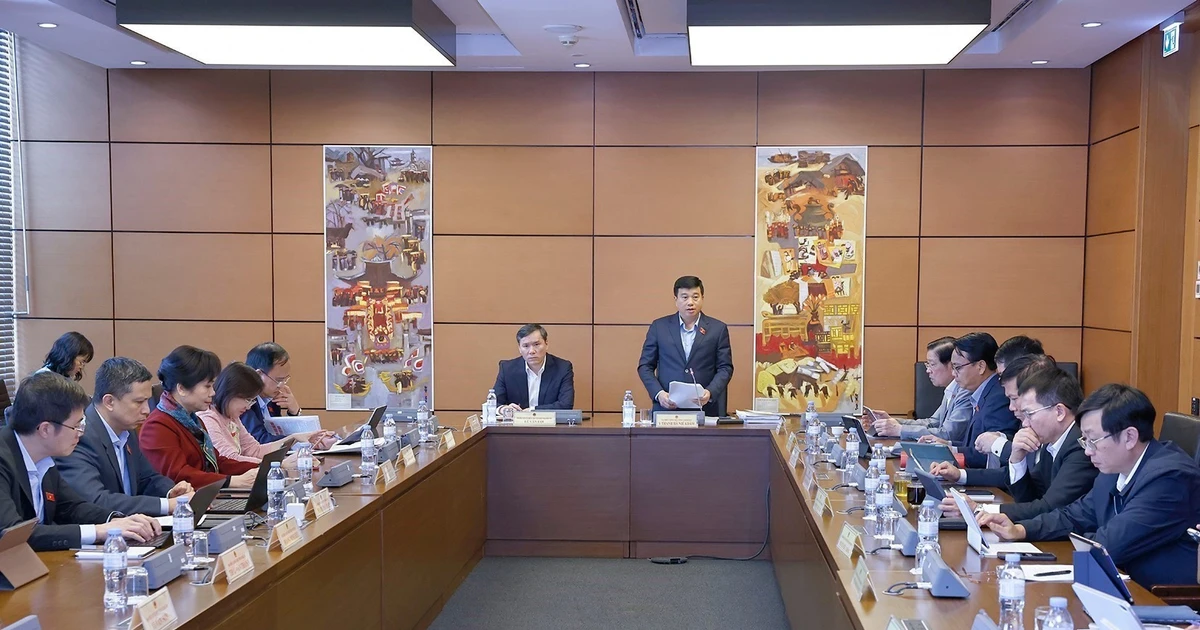 11月5日上午，国会代表分组审议四项法律草案。（图片来源：越通社）