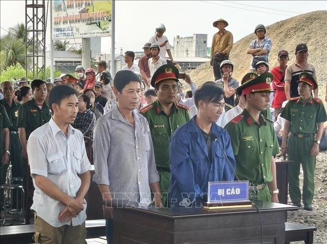 11月12日，金瓯省人民法院在金瓯省督江乡按《刑法》第348条和第189条规定公开审理 “组织他人非法出境”和“非法运输货物过境”的两起案件。（图片来源：越通社）