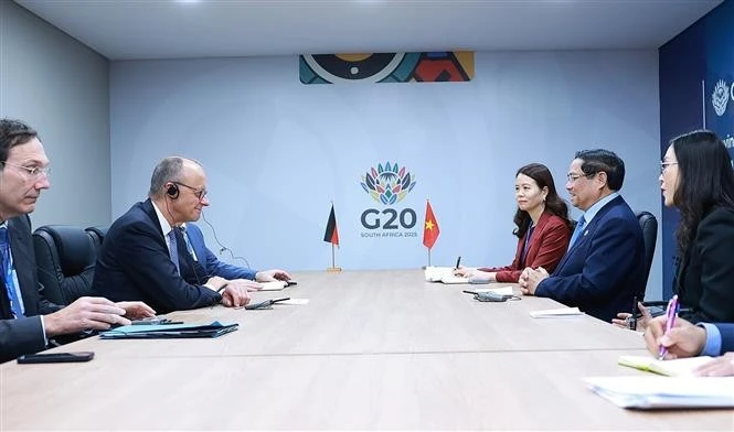 越南政府总理范明正会见德国总理弗里德里希·默茨。（图片来源：越通社）