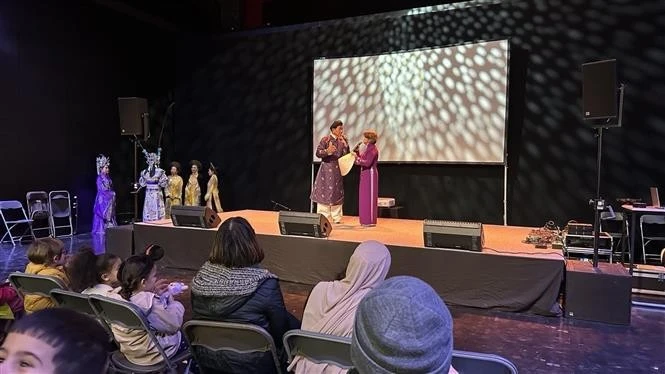 旅法越南人代表在塞尔吉市文化节上表演节目。（图片来源：越通社）