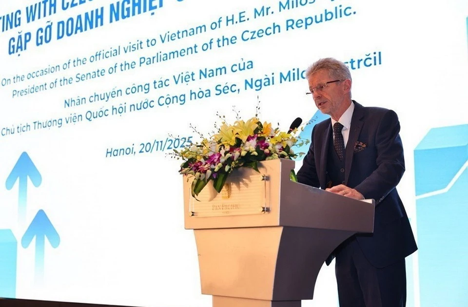 捷克共和国参议院议长米洛什‧维斯特奇尔在见面会上发表讲话。