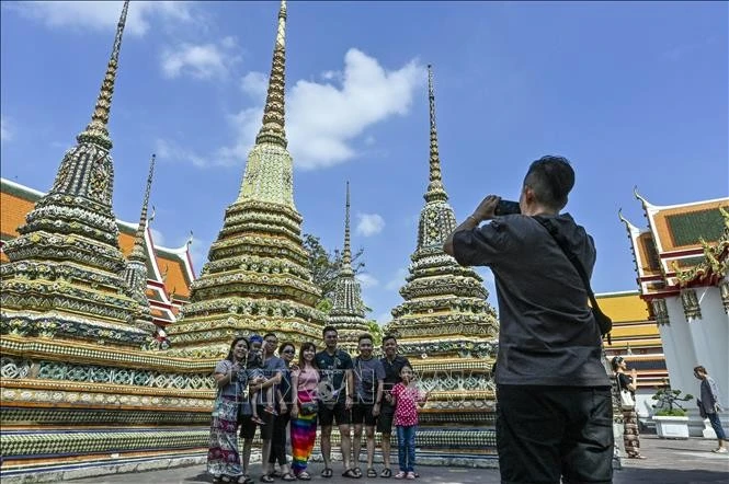 游客在曼谷卧佛寺（Wat Pho）拍照。（图片来源：越通社）