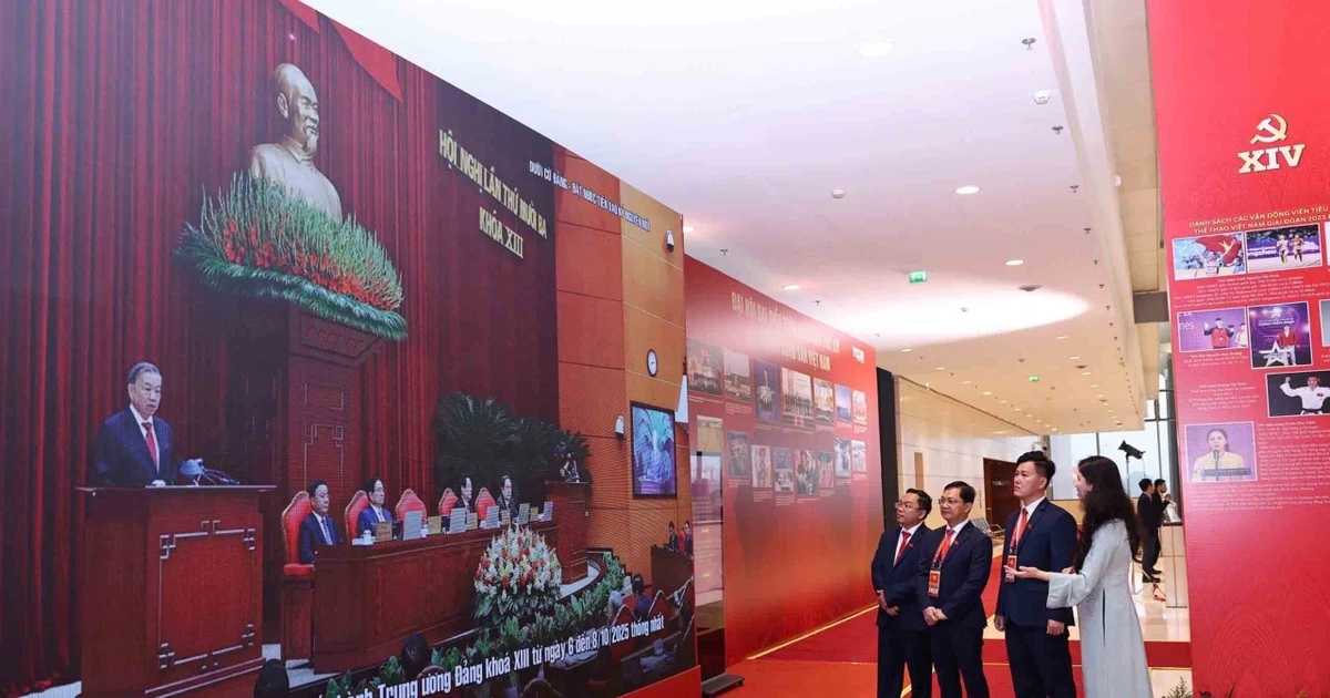 《在党的旗帜下——国家迈入新时代》图片展吸引第十四次全国代表大会代表的关注