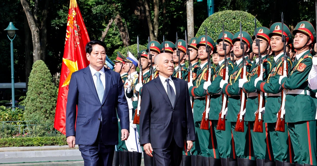 越南国家主席梁强主持仪式 欢迎柬埔寨国王对越南进行国事访问 | Vietnam+ (VietnamPlus)
