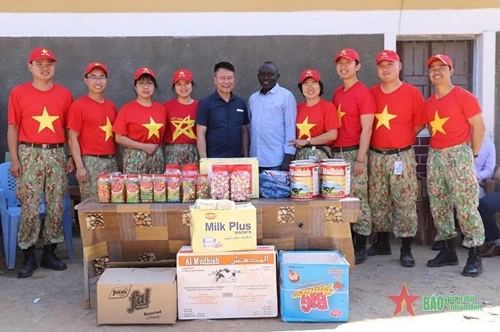 越南工兵队为阿卜耶伊人民修建道路和球场 | Vietnam+ (VietnamPlus)