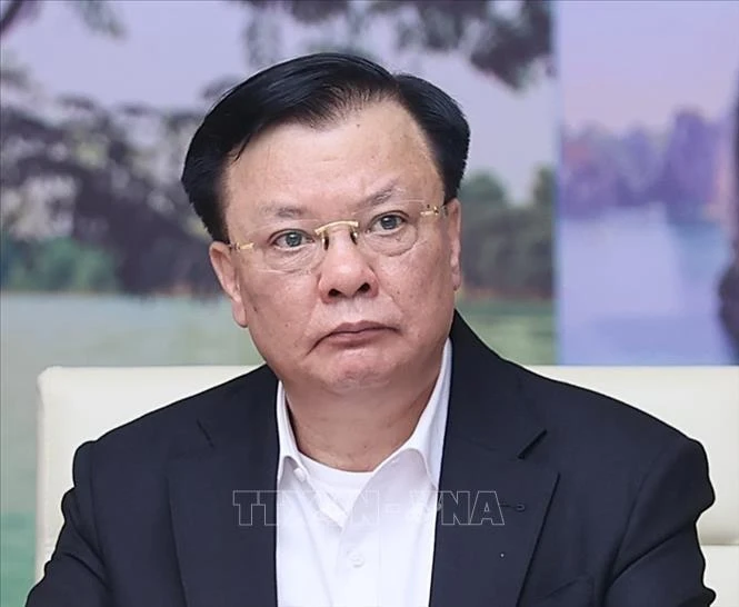 党中央政治局、书记处审议并对违规党组织和党员予以纪律处分