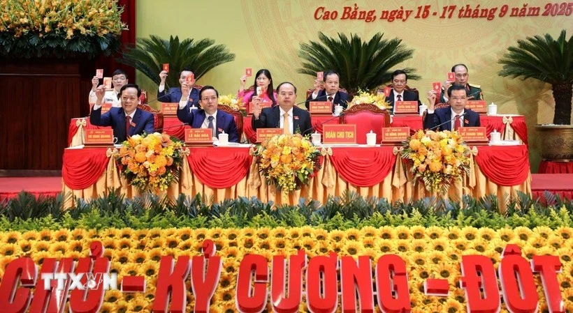 越共党高平省第20次代表大会主席团。（图片来源：越通社）
