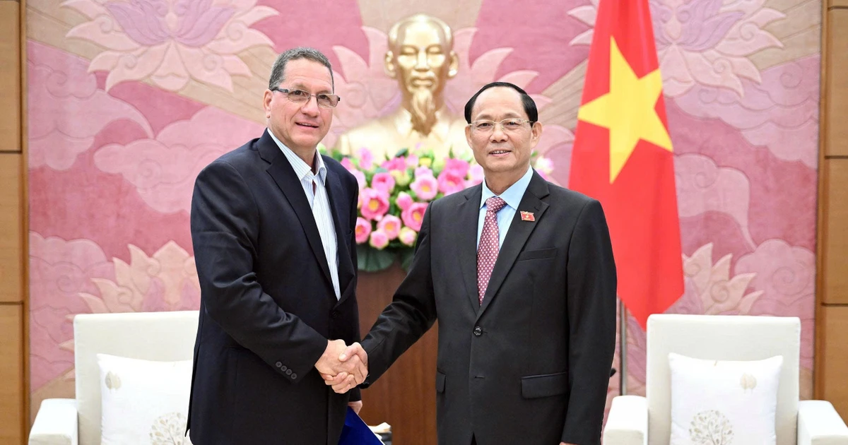 越南国会副主席陈光方上将与委内瑞拉统一社会主义党副主席赫苏斯·赫尔曼·法里亚·托尔托萨。（图片来源：越通社）