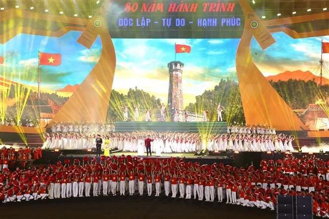 以“独立—自由—幸福80年征程”为主题的特别国家艺术晚会9月1日晚在河内美亭国家体育场举行（图片来源：越通社）