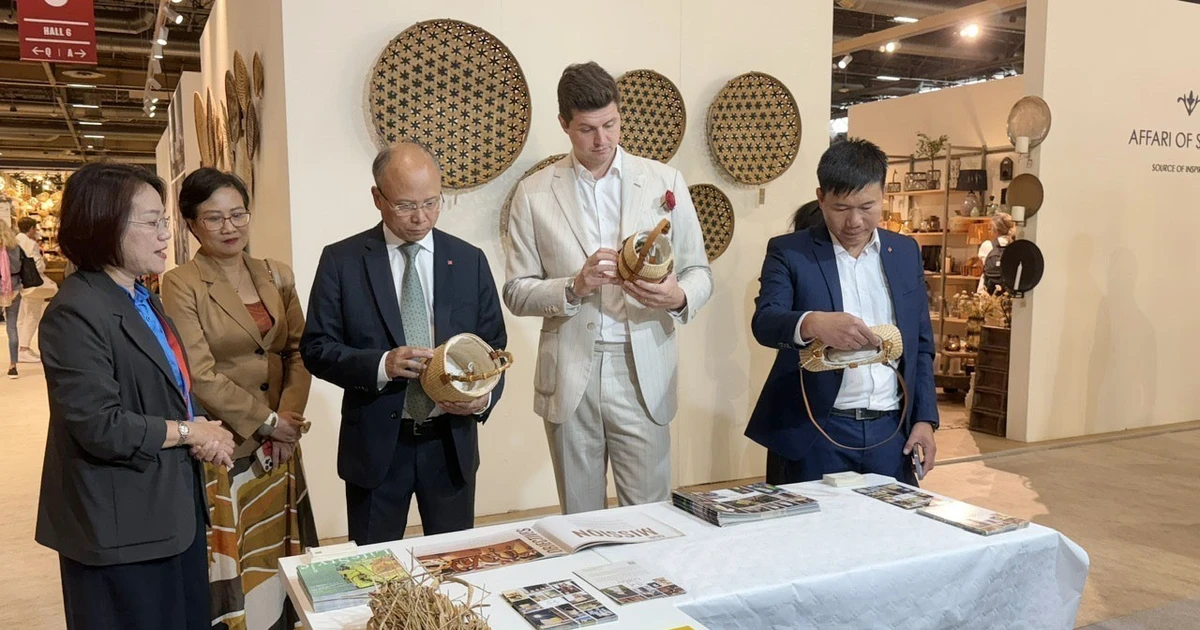 越南驻法国大使丁全胜参观展会。