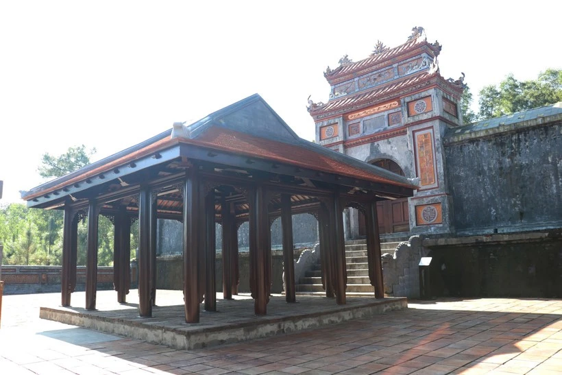 在慈裕皇太后陵墓宝城前基座上搭建的“皇屋”工程。（图片来源：越通社）