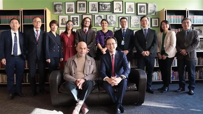 越南驻联合国常驻代表团团长杜雄越与美国共产党主要领导人合影 。（图片来源：越通社）